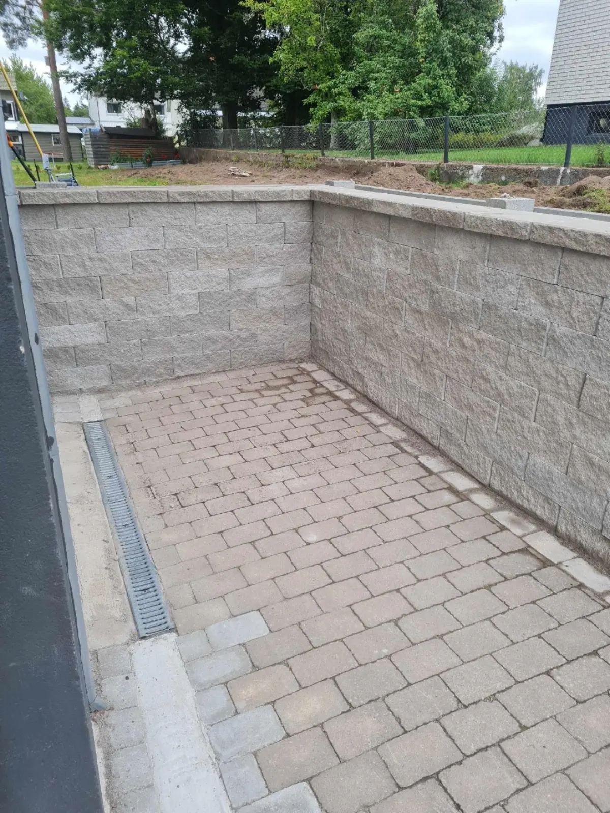 Stenmur och gräsmatta inför plattläggning