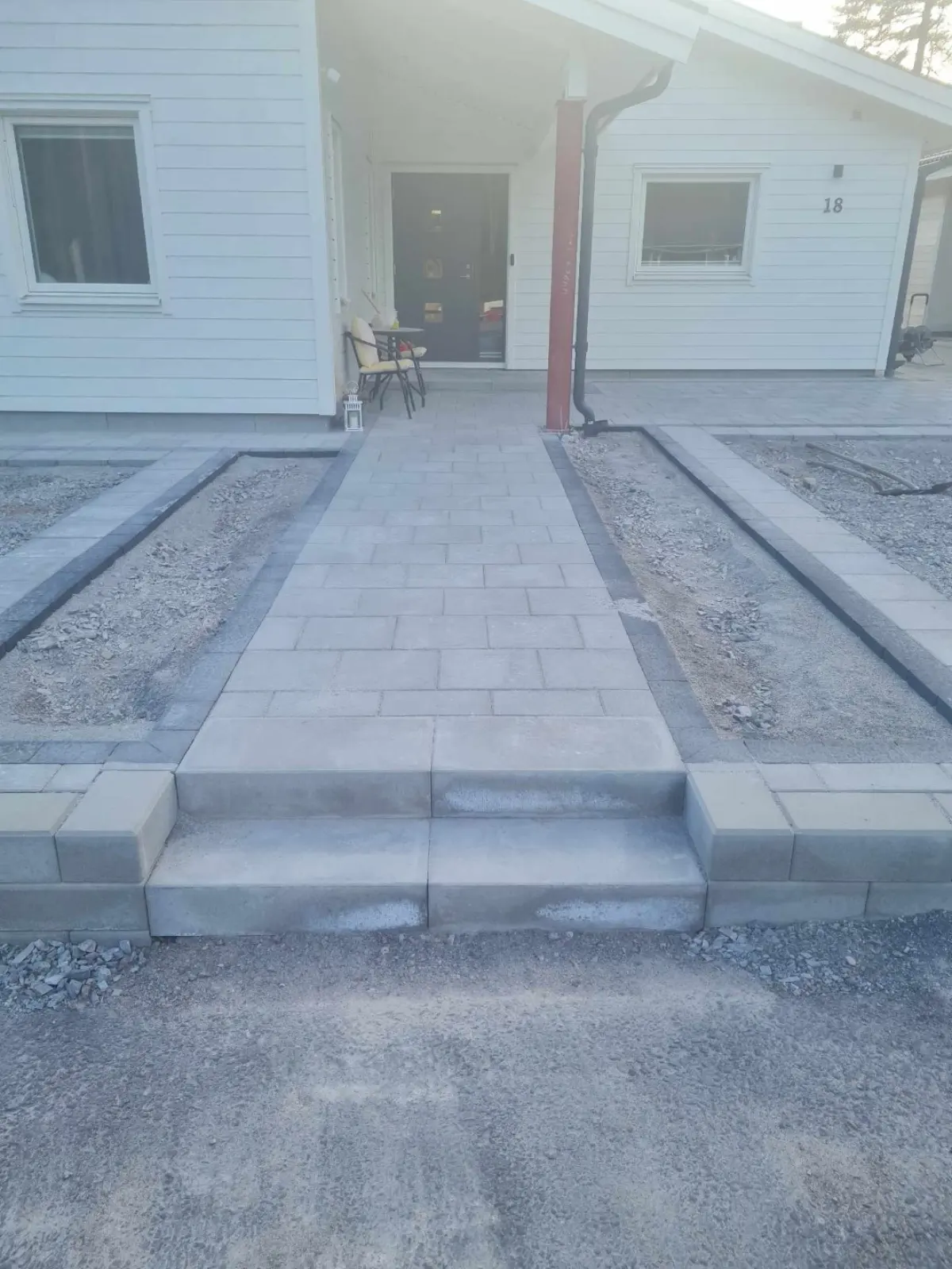 Nylagd platsgång fram till entré