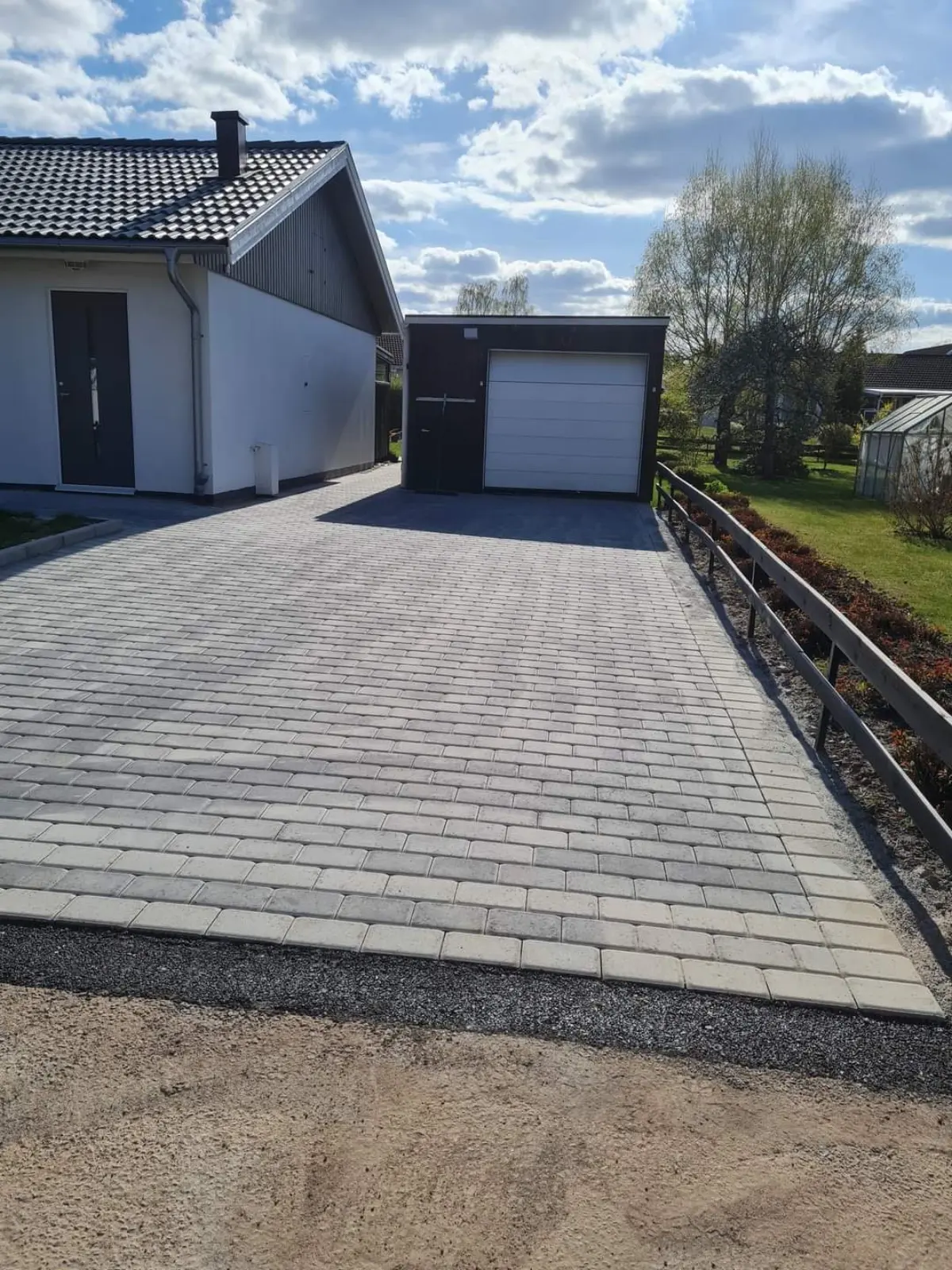Färdig plattläggning med nytt trästaket