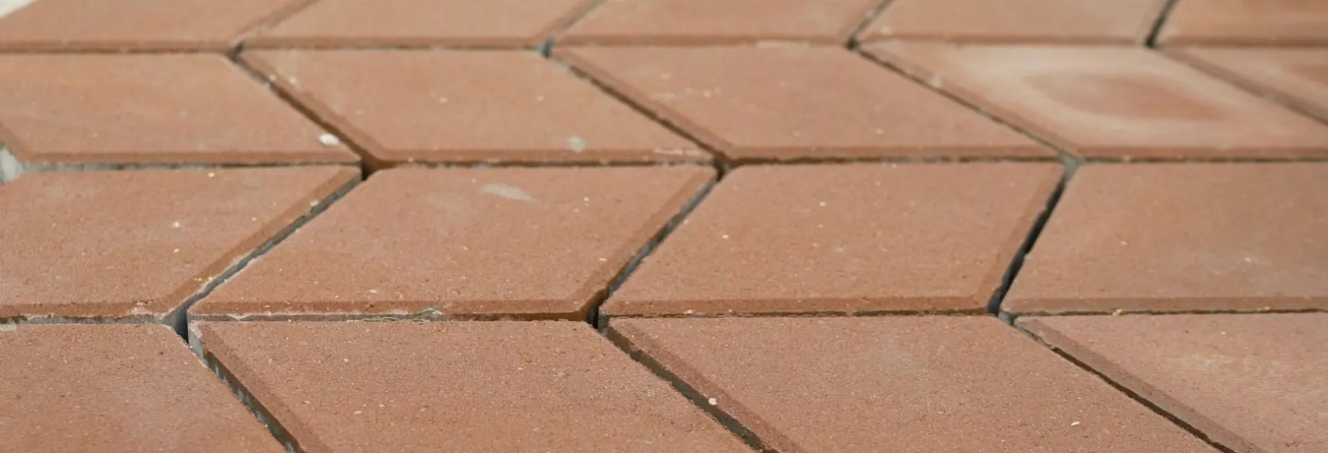 Nylagda terrakottafärgade marksten i mönster