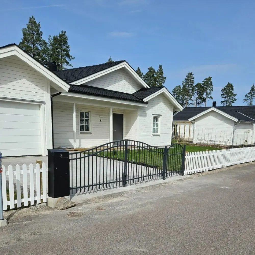 Vitt staket vid infart